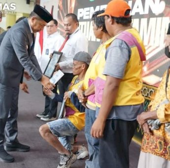 Pj Wali Kota Akbar Ali Berikan Santunan dan Penghargaan Kepada Jukir Teladan di Parepare