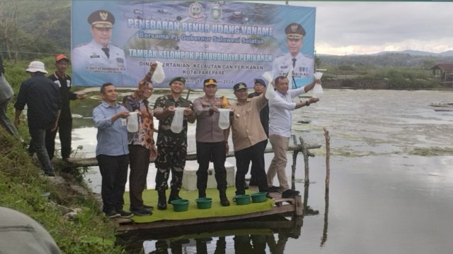 Pj Wali Kota Akbar Ali Dampingi Pj Gubernur Sulsel Tebar Bibit Udang di Parepare