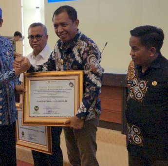 Pj Wali Kota Parepare Akbar Ali Raih Penghargaan dari Ombudsman RI