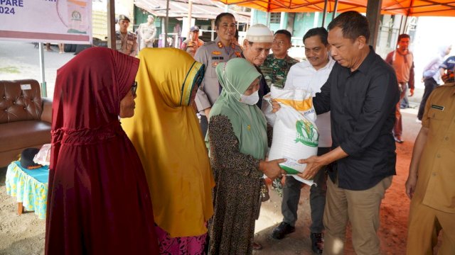 Pj Wali Kota Parepare Akbar Ali Salurkan Bantuan Pangan