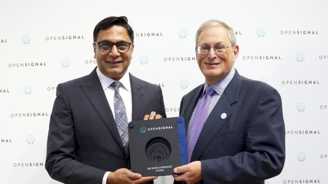 President Director and Chief Executive Officer Indosat Ooredoo Hutchison Vikram Sinha saat menerima penghargaan tingkat global di ajang Mobile World Congress (MWC) 2024 di Fira Gran Via, Barcelona, Spanyol. (Dok. Indosat Ooredoo Hutchison)