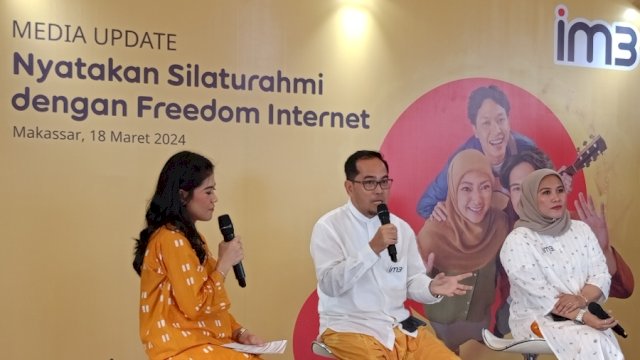 Head of Region Sulawesi Indosat Ooredoo Hutchison Beni Iskandar (tengah) saat memberikan keterangan di sela-sela Media Update IM3 Freedom Internet 150 GB, di Mall MaRI Makassar, kemarin. (Dok. Chaerani/Republiknews.co.id)