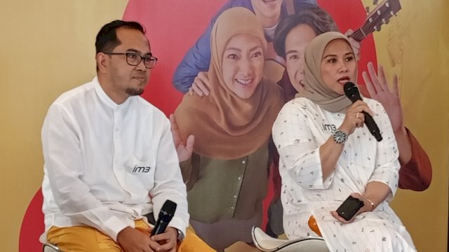 VP Head of Brand Communication IM3 Emyranti Purnama saat menjelaskan mekanisme Kompetisi Dairy Kebaikan di sela-sela Media Update Kampanye "Nyatakan Silaturahmi dengan Freedom Internet", di Mall Mari Makassar, Senin, kemarin. (Dok. Chaerani/Republiknews.co.id)