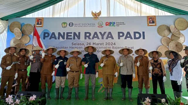 Proses Panen Raya Padi Gapoktan Harapan Jaya di Desa Kalamandalle, Kecamatan Bajeng Barat dihadiri pejabat BI Sulsel, Pemprov Sulsel, Pemkab Gowa, dan stakeholder lainnya, Selasa, (26/03/2024). (Dok. Chaerani/Republiknews.co.id)