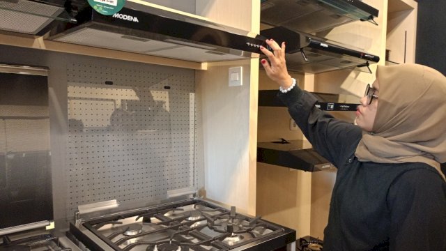 Salah satu pengunjung saat melihat sejumlah produk rumah tangga di Home Center Modena Makassar yang telah diresmikan, Selasa, (26/03/2024). (Dok. Chaerani/Republiknews.co.id)