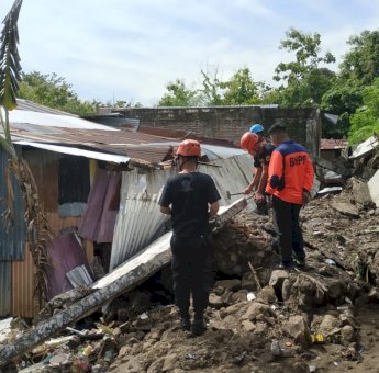 Tembok Pembatas Sekolah SMP Negeri 3 Parepare Roboh, Timpa Rumah Warga