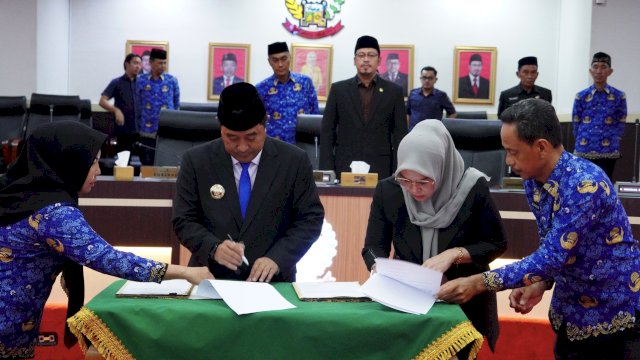 DPRD Sulawesi Selatan dan Pemprov Sulsel resmi mengesahkan empat Ranperda menjadi Perda dalam Rapat Paripurna DPRD Sulsel, Senin (18/3/2024). (Foto: Istimewa)