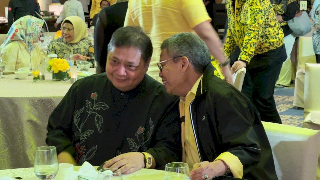 Ketua DPD I Golkar Sulsel, Taufan Pawe (kanan) saat bertemu Ketua Umum Partai Golkar, Airlangga Hartarto dalam acara buka puasa bersama seluruh ketua DPD I Partai Golkar se-Indonesia di Nusa Dua, Kabupaten Badung, Bali, Jumat (15/3/2024). (Foto: Istimewa)