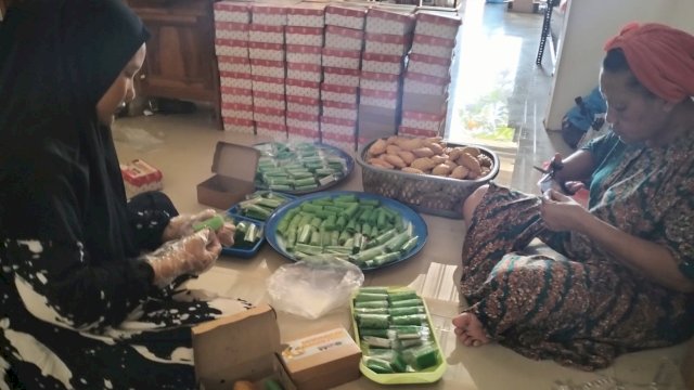 Para ibu-ibu di tiga desa di Kecamatan Pa'jukukang tengah menyiapkan takjil buka puasa bersama di Kantor Camat Pa&rsquo;jukukang, Kabupaten Bantaeng, Selasa (26/3/2024). (Foto: Istimewa)