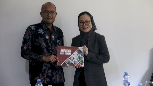 Kepala Bank Indonesia Perwakilan Sulsel, Rizki Ernadi Wimanda diterima oleh Direktur Huadi Bantaeng Industry Park, Lily Dewi Candinegara saat berkunjung ke Huadi Group di Bantaeng, Jumat (1/3/2024). (Foto: Istimewa)