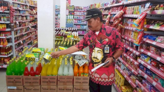 Menjelang Ramadan, TPID Kabupaten Gowa turun langsung memantauan stok dan harga bahan pokok di minimarket dan pasar, kemarin. (Dok. Humas Gowa)