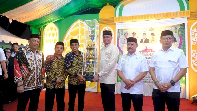 Bupati Gowa Adnan Purichta Ichsan didampingan Wakilnya Abd. Rauf Malaganni saat menghadiri langsung Penutupan MTQ Ke-45 Tahun 1445 H /2024 M Tingkat Kabupaten Gowa, di Lapangan Desa Manjalling, Kecamatan Bajeng Barat, kemarin. (Dok. Humas Gowa)