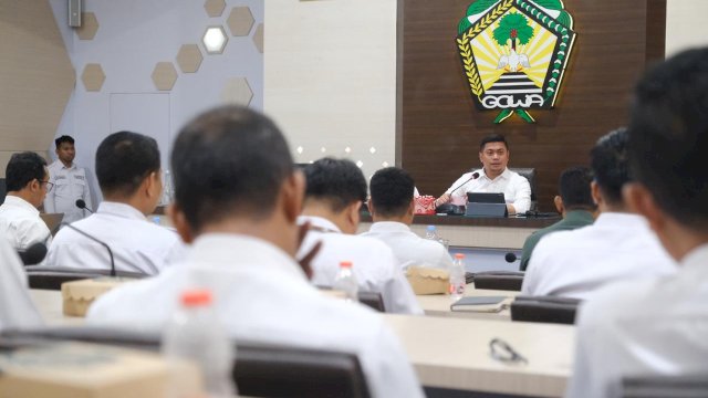 Bupati Gowa, Adnan Purichta Ichsan saat memberikan arahan dalam High Level Meeting dalam rangka menyambut Bulan Suci Ramadan dan Idul Fitri 1445 Hijriah, di Baruga Karaeng Pattingalloang, Kantor Bupati Gowa, kemarin. (Dok. Humas Gowa)