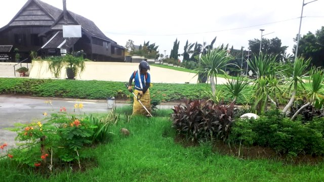 Petugas pemeliharaan Taman Bunga Kawasan Musuem Balla Lompoa. April 2024 ini ditargetkan pengerjaannya masuk tahap rampung. (Dok. Disparbud Gowa)