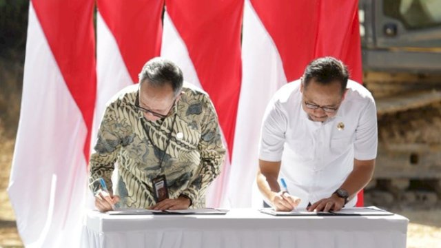 Ketua Dewan Komisioner OJK Mahendra Siregar (kiri) dan Kepala Otorita IKN Bambang Susantono saat melakukan penandatanganan kerjasama terkait pembangunan Kantor OJK di IKN. (Dok. Humas OJK)