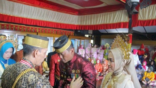 Dansat Brimob Polda Sulsel Kombes Pol Heru Novianto dan istrinya Mirza Novelia Ardini saat mendapatkan gelar adat dari Raja Gowa 38 (XXXVIII) Andi Kumala Idjo Daeng Sila Karaeng Lembang Parang, di Istana Balla Lompoa, kemarin. (Dok. Istimewa) 