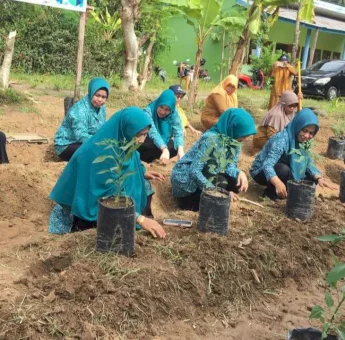 Gagas Gerakan Penanganan Laju Inflasi, PKK Gowa Tanam Ratusan Bibit Cabai