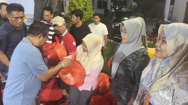 Anggota DPR RI, Muhammad Fauzi menyerahkan bantuan untuk para korban banjir di sela-sela malam ramah tamah HUT Lutra di Rujab Bupati Lutra, Senin (29/4/2024). (Foto: Istimewa)