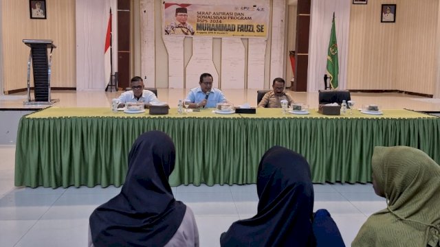 Anggota Komisi V DPR RI, Muhammad Fauzi menemui ratusan masyarakat Kecamatan Masamba, Luwu Utara, yang masuk sebagai penerima program bantuan bedah rumah, Rabu (24/4/2024). (Foto: Istimewa)