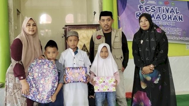 Suasana penerimaan hadiah pada kegiatan Festival Ramadan tingkat anak 2024 di Desa Borongloe, Kecamatan Pajukukang, Kabupaten Bantaeng. (Foto: Istimewa)