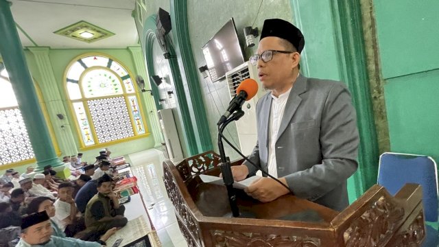 Dekan FTI UMI, Prof Dr Ir Lamatinulu didaulat menjadi khatib pada pelaksanaan Salat Idul Fitri 1445 H di Masjid Umar bin Khattab UMI, Jalan Urip Sumohardjo, Makassar, Rabu (10/4/2024). (Foto: Istimewa)