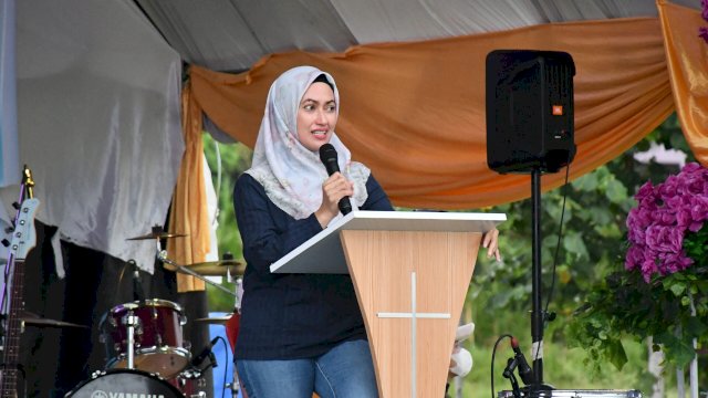 Bupati Luwu Utara Indah Putri Indriani saat membuka Kamp Pemuda PPGT Klasis Sangbualambe di Kecamatan Sabbang.