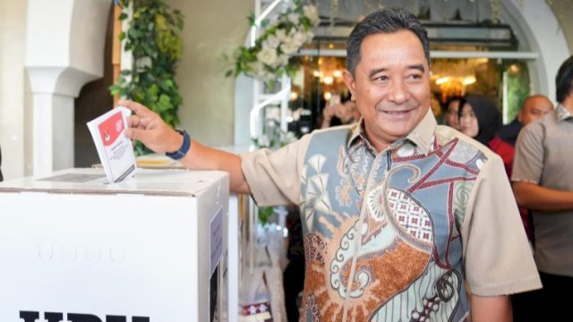 Pj Gubernur Sulsel Bahtiar Baharuddin, saat memberikan hak pilihnya di TPS 001 Kelurahan Sawerigading, Kecamatan Ujung Pandang, Kota Makassar, Rabu (14/02/2024). (Istimewa)