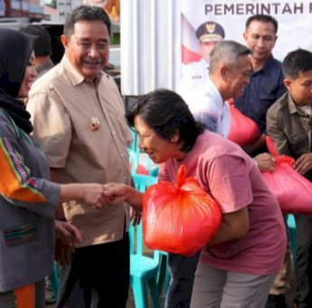 Puluhan Warga Bone Terima Bantuan Beras dari Pemprov Sulsel