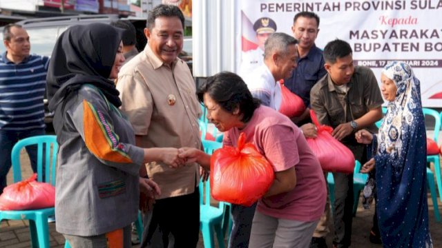 Puluhan Warga Bone Terima Bantuan Beras dari Pemprov Sulsel