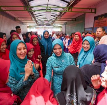 PKK Goes to School, Sofha Marwah Bagikan Bantuan untuk Siswa di Maros dan Pangkep