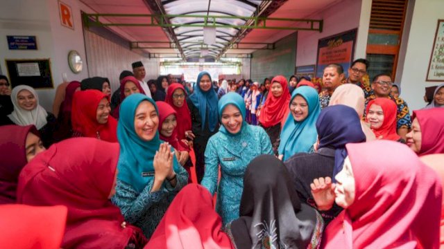 Pj Ketua PKK Sulsel Sofha Marwah Bahtiar, saat berada di SMA Negeri 1 Pangkep, Jumat (23/02/2024). (Istimewa)