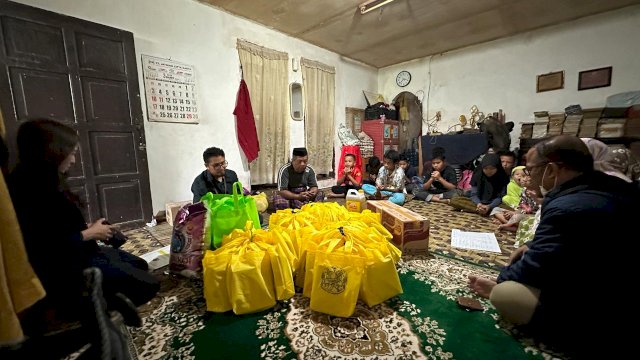 Kanwil DJP Sulselbartra saat membagikan paket sembako di momen Ramadan. (Dok. Humas Kanwil DJP Sulselbartra)
