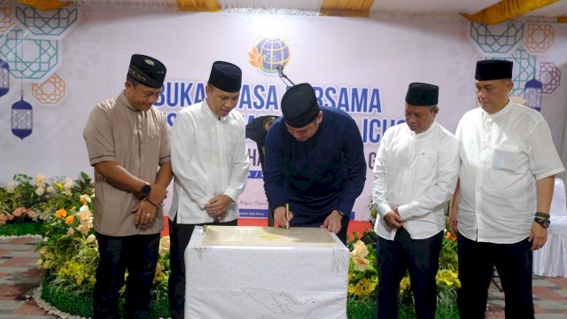 Bupati Gowa Adnan Purichta Ichsan saat menandatangani prasasti peresmian Masjid Nur Ichsan, Kantor BPN Gowa, kemarin. (Dok. Humas Gowa)