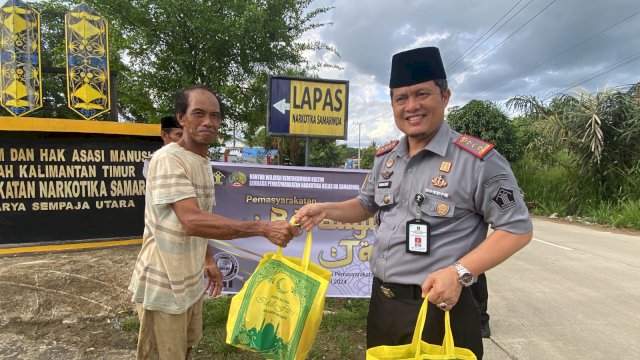 Kepala Lapas Narkotika Klas IIA Samarinda, Hidayat, saat memberikan bingkisan kepada salah satu warga. (Istimewa)
