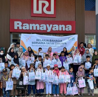 Indahnya Berbagi, YBM PLN UID Sulselrabar Ajak Anak Yatim dan Dhuafa Belanja Baju Lebaran