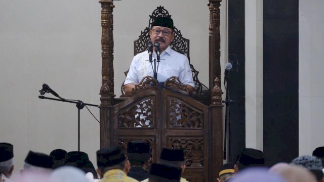 Wakil Bupati Gowa Abd Rauf Malaganni saat memberikan sambutan di sela-sela memperingati malam Nuzulul Quran bersama masyarakat, di Masjid Besar Baiturahim, Kecamatan Parangloe, kemarin. (Dok. Humas Gowa)