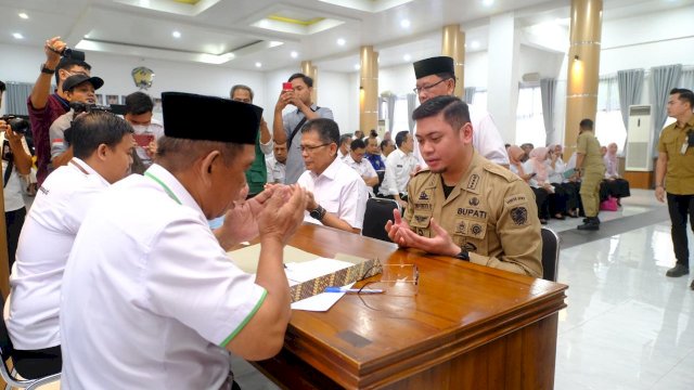 Bupati Gowa Adnan Purichta Ichsan saat menyerahkan zakat mal dan zakat fitrah kepada Baznas Gowa, di sela-sela Distribusi 1000 Paket Ramadhan Bahagia Baznas Kabupaten Gowa dan Penyerahan Zakat Pemerintah Kabupaten Gowa, di Baruga Karaeng Galesong Kantor Bupati Gowa, kemarin. (Dok. Humas Gowa)
