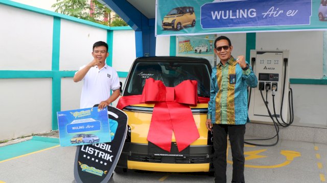 GM PT PLN UID Sulselrabar Moch. Andy Adchaminoerdin, menyerahkan hadiah utama mobil listrik kepada pemenang program Gelegar PLN Mobile 2023 di Kabupaten Kolaka. (Istimewa)