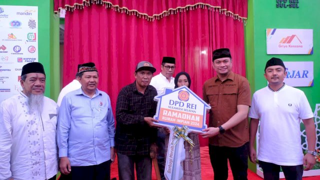Bupati Gowa, Adnan Purichta Ichsan saat menyerahkan bantuan rumah gratis secara simbolis kepada Halid Dg. Lewa, di Perumahan Griya Kencana, Pakkato, Kecamatan Bontomarannu, kemarin. (Dok. Humas Gowa)