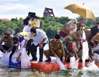Tebar 250 Ribu Benih, Pj Gubernur Sulsel Target Wajo Jadi Pusat Ikan Air Tawar