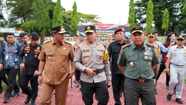 Pj Gubernur Sulsel Bahtiar Baharuddin, bersama Kapolda Sulsel dan Pangdam Hasanuddin, saat menghadiri Apel Operasi Ketupat 2024, Rabu (03/04/2024). (Istimewa)