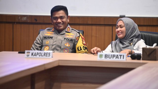 Bupati Luwu Utara Indah Putri Indriani bersama Kapolres Luwu Utara AKBP Muhammad Husni saat rapat koordinasi Kantibmas jelang perayaan Idhul Fitri 1445 H di Command Center Kantor Bupati Luwu Utara. Rabu (03/04/2024)