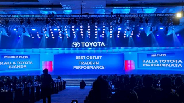 Kalla Toyota Juanda dan Martadinata berhasil meraih penghargaan Best Outlet Trade-In Performance pada ajang Toyota Dealer Convention 2024. (Dok. Kalla Toyota)