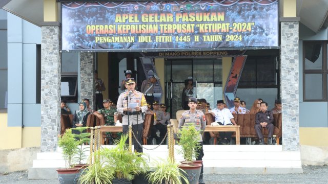 Kapolres Soppeng AKBP Muhammad Yusuf Usman, saat memimpin Apel Gelar Pasukan operasi Kepolisian terpusat Ketupat 2024 dalam rangka pengamanan Idul Fitri 1444 Hijriah, Rabu (03/04/2024). (Istimewa)