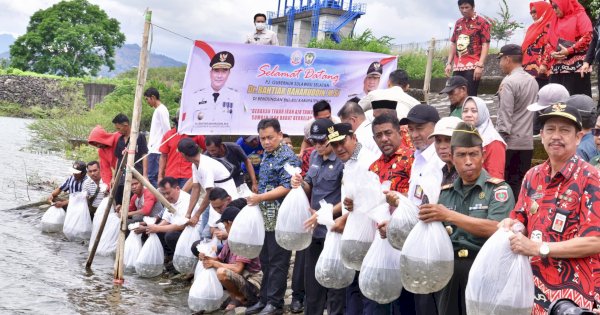 Tebar 100 Ribu Benih Ikan, Pj Gubernur Sulsel Ajak Masyarakat Rawat Bendungan Bili-bili