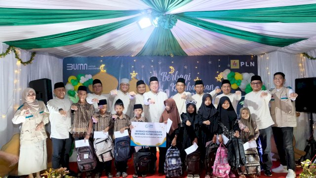 Puluhan anak-anak yang ada di Panti Asuhan Shafamarwah, Kota Makassar berfoto bersama dengan manajemen PLN UIP Sulawesi dan PLN UPP Sulsel di sela-sela Safari Ramadan di Kantor PLN UPP Sulawesi. (Dok. PLN UIP Sulawesi)