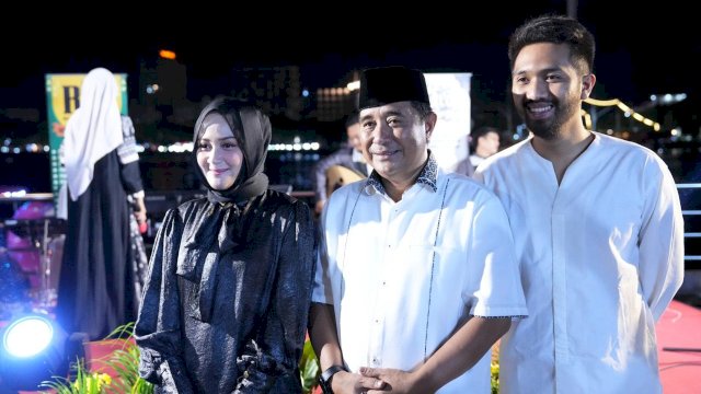 Pj Gubernur Sulsel Bahtiar Baharuddin, foto bersama penggiat sosial media Anggu Batari saat buka puasa bersama penggiat sosial media, konten kreator atau influencer Sulsel, insan Pers serta pimpinan media, Kamis (04/04/2024). (Istimewa)