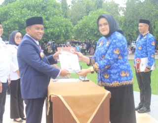 Jelang Idul Fitri 1445 Hijriah, Pj Bupati Jeneponto Serahkan 287 SK PPPK