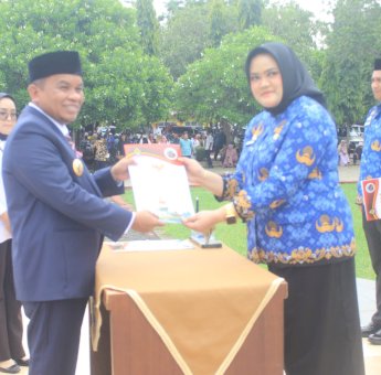 Jelang Idul Fitri 1445 Hijriah, Pj Bupati Jeneponto Serahkan 287 SK PPPK