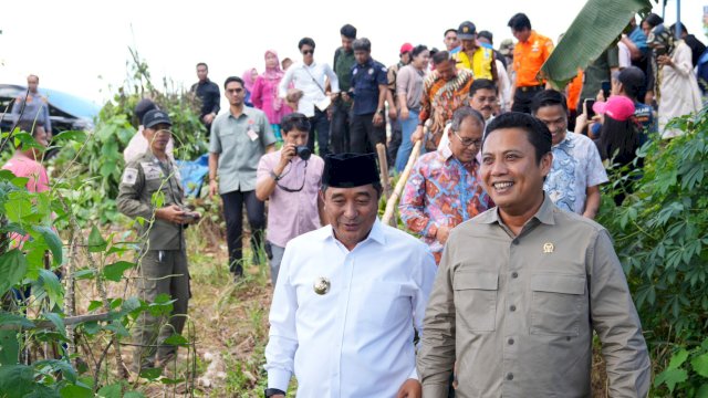 Pj Gubernur Sulsel Bahtiar Baharuddin, bersama rombongan Komisi V DPR RI meninjau lahan yang akan dibangun Stadion, Jumat (05/04/2024). (Istimewa)